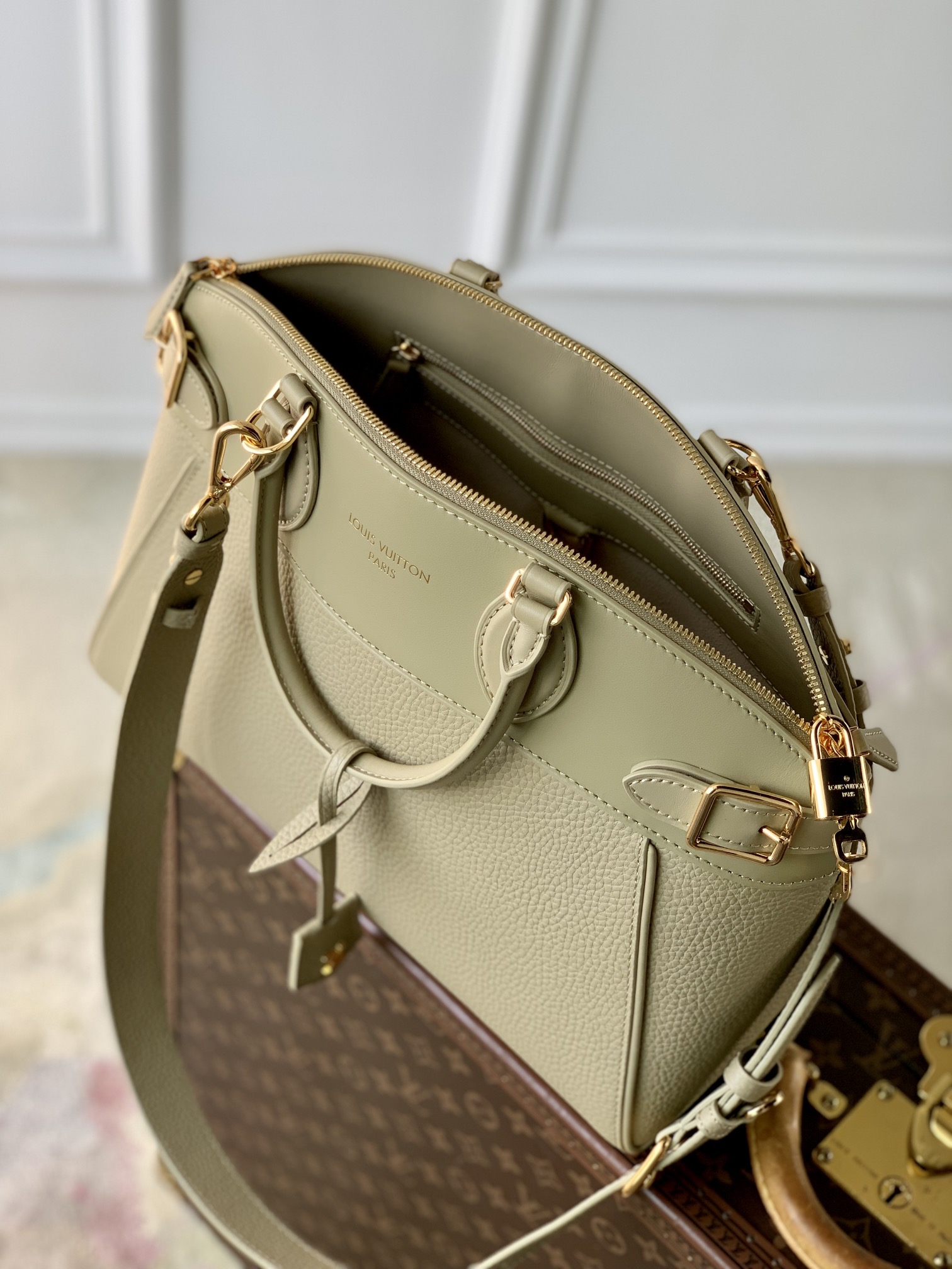 l0vis Vvtt0n lock it tote mm-36×29×15cm