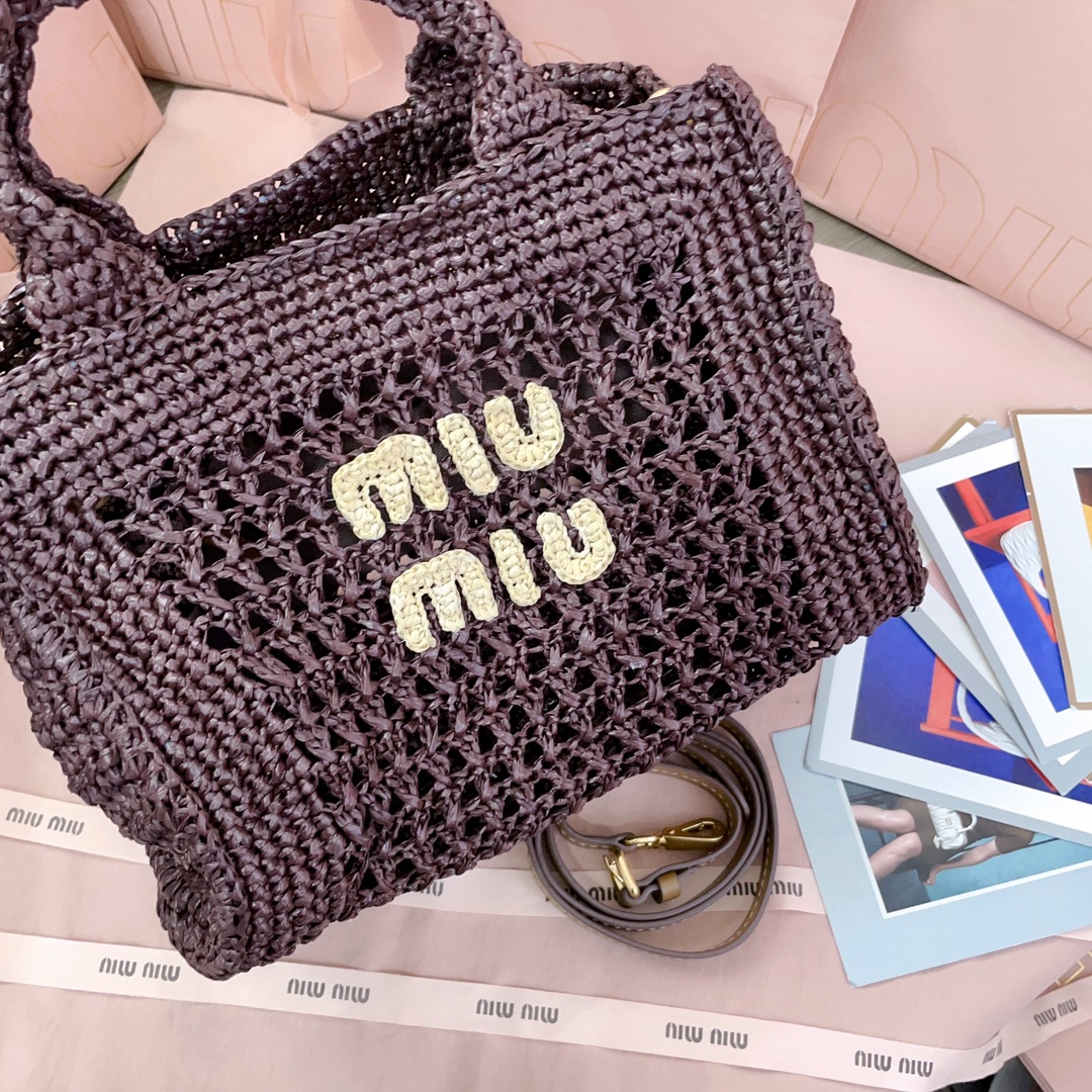 M1um1u tote bag