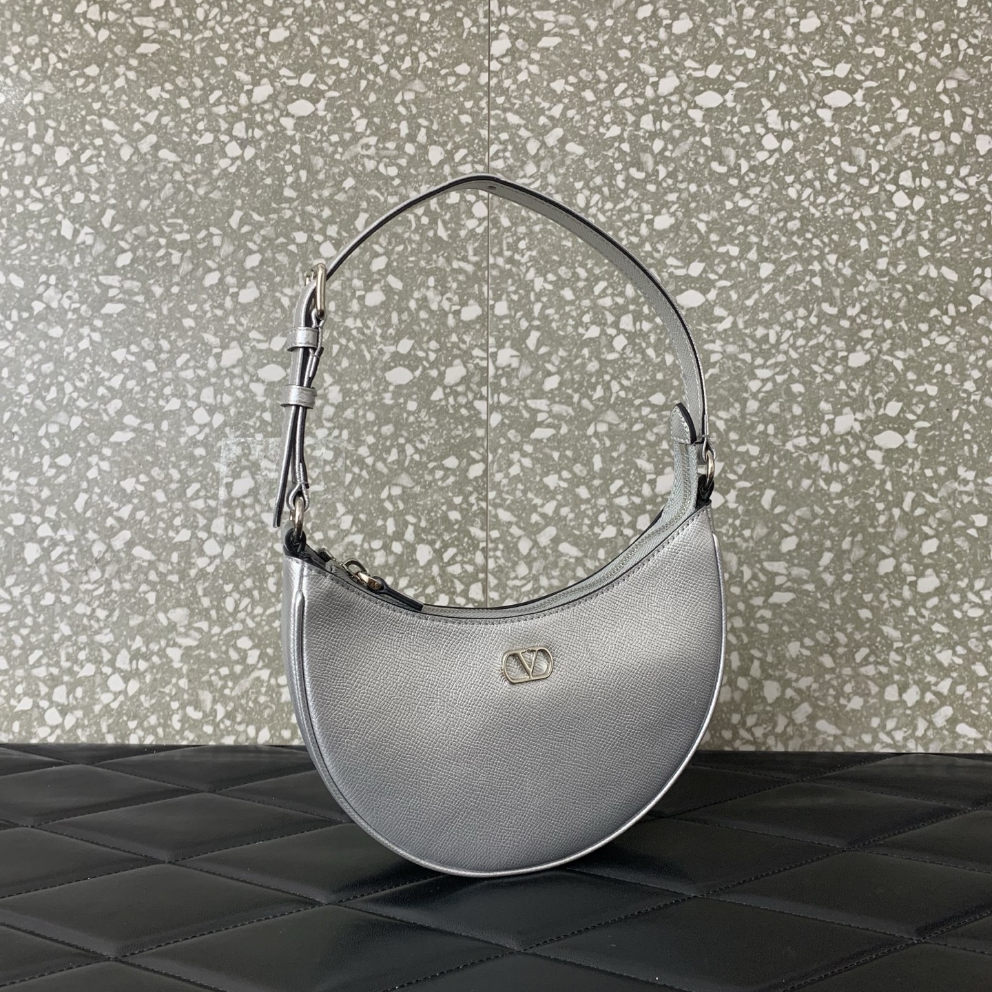 Va1e*ntin0 garavani vlogo signature-20*12*4cm