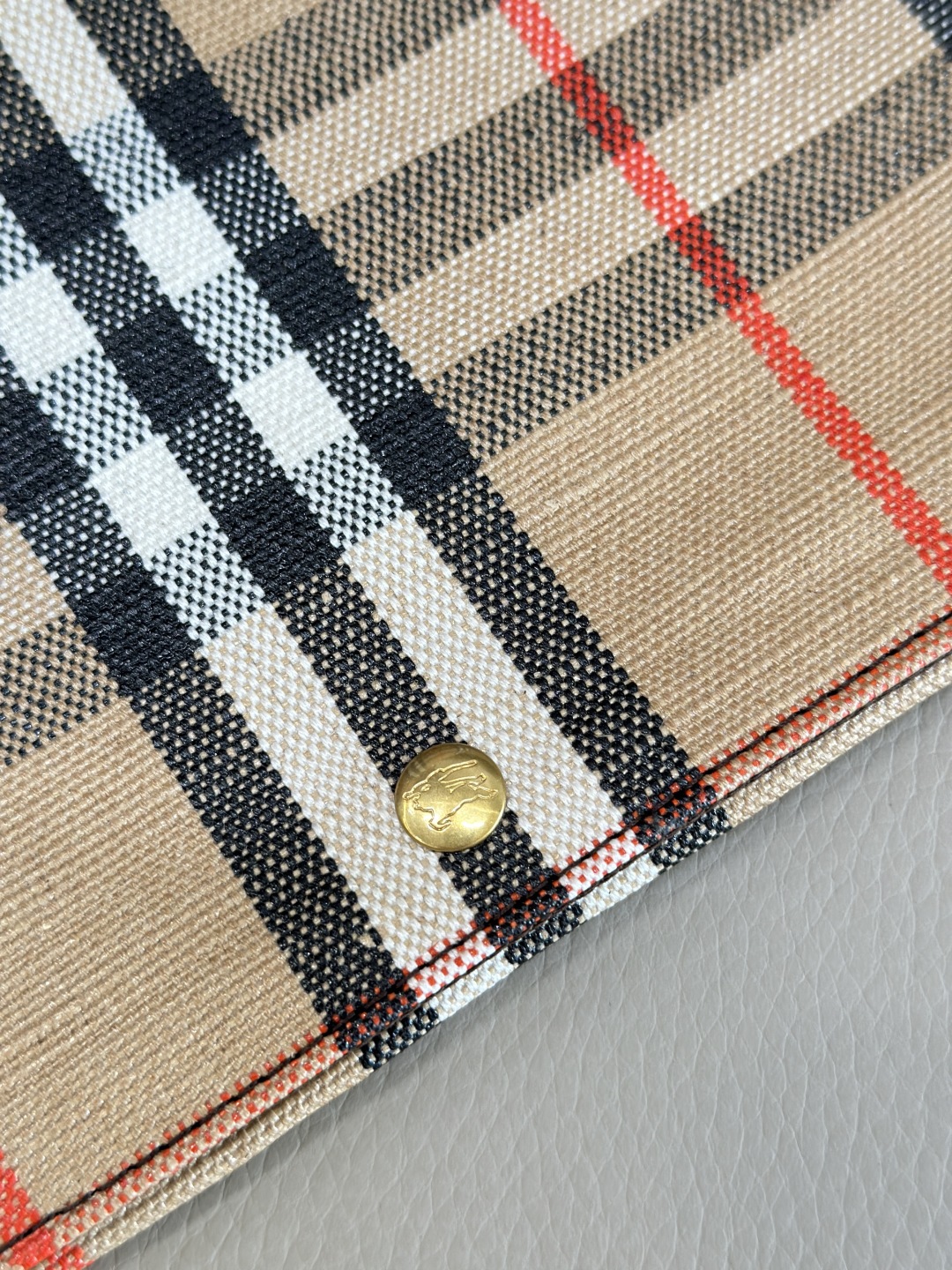 Bv*b*rry small highlands shoulder bag in sand-35.5× 15 x 38cm