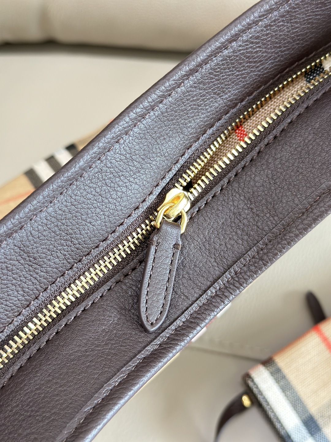 Bv*b*rry small highlands shoulder bag in sand-35.5× 15 x 38cm