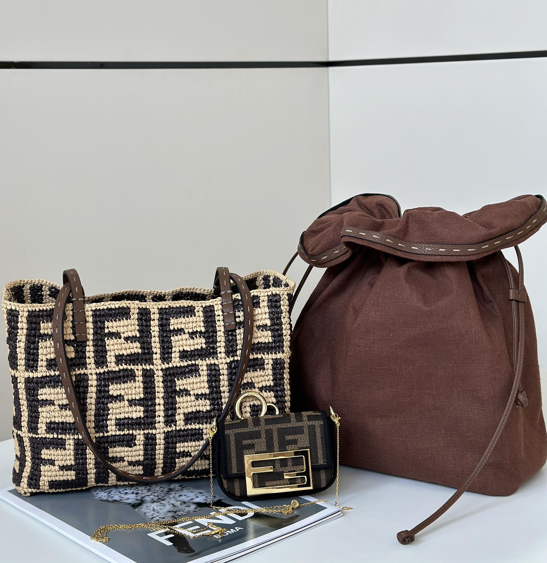 F**di tote-23/15/19cm