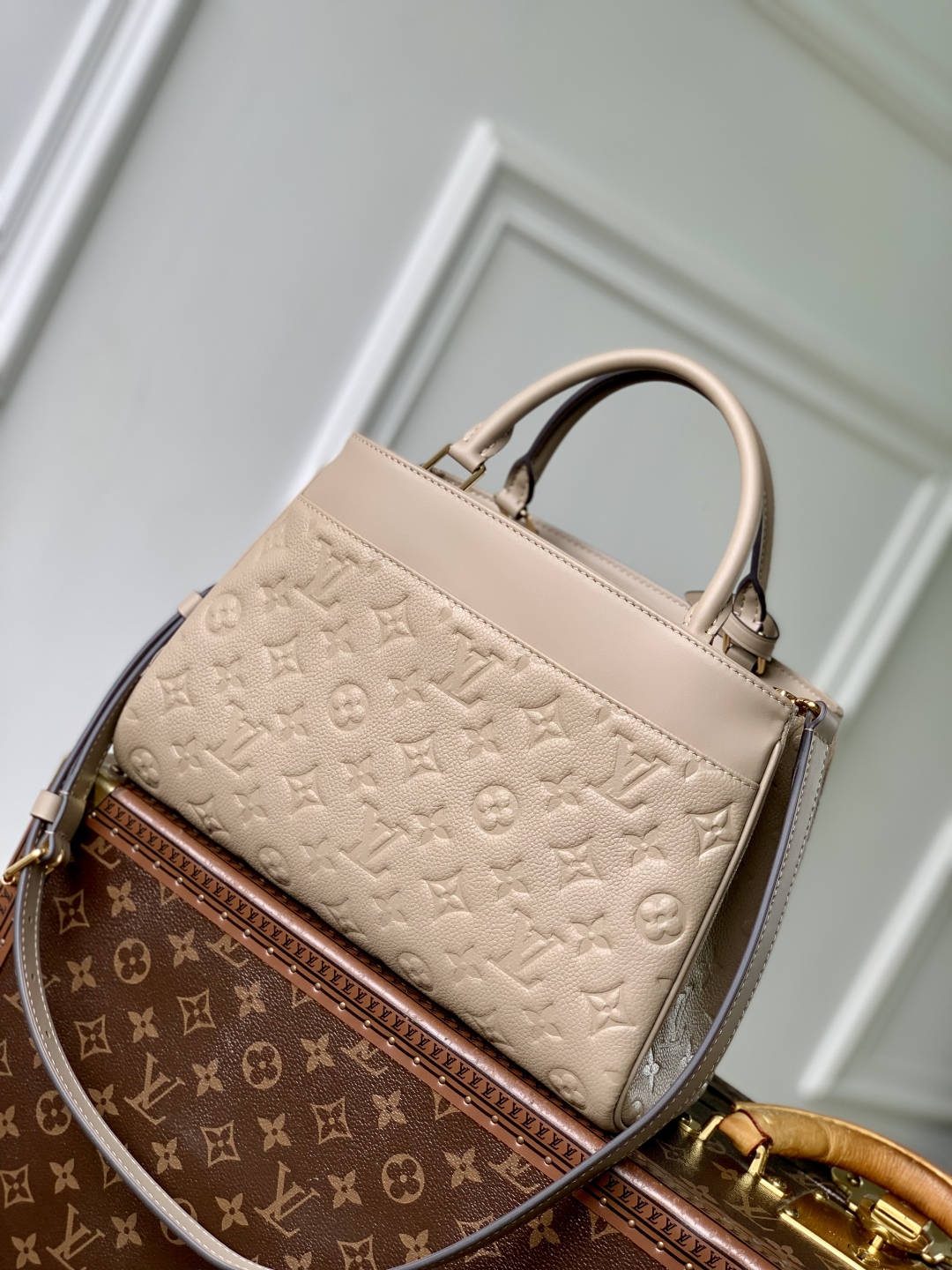 l0vis Vvtt0n city avenue pm-30 x 19.5 x 12cm